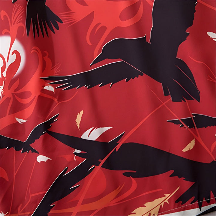 Motif de kimono rouge avec des corbeaux noirs en vol et des plumes dorées. Motif traditionnel japonais. Kimono d'inspiration asiatique.