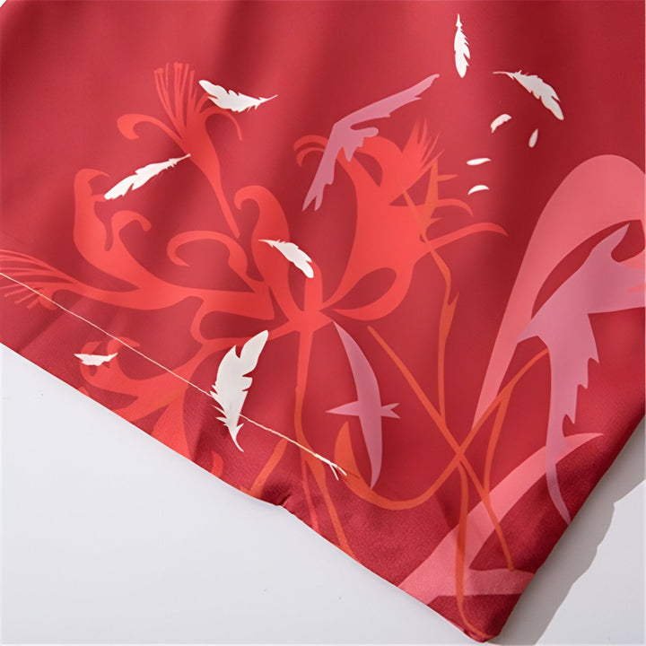 Motif floral et plumes blanches sur tissu rouge d'un kimono. Détail de tissu pour kimonos japonais. Vêtements traditionnels japonais.