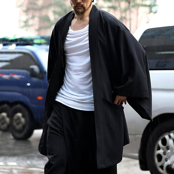 Homme portant un kimono noir élégant. Vêtements japonais traditionnels et modernes. Découvrez notre collection de kimonos pour hommes.