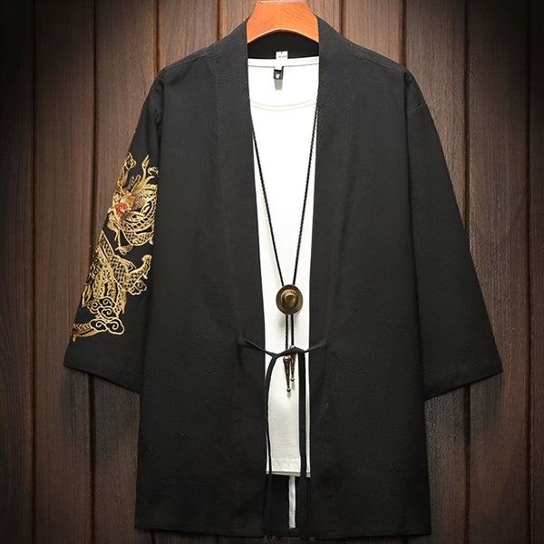 Kimono noir avec broderie de dragon doré sur la manche. Vêtement japonais traditionnel, idéal pour un style unique et élégant. Découvrez notre collection de kimonos.