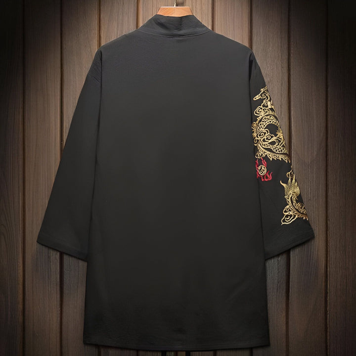 Dos d'un kimono noir avec broderie de dragon doré sur la manche. Vêtement traditionnel japonais.