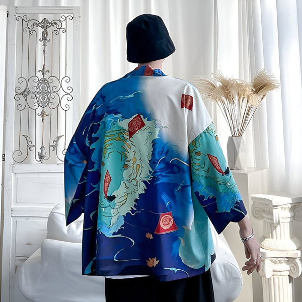 Dos d'une personne portant un kimono bleu et blanc avec un motif de tigre. Kimonos de haute qualité disponibles à l'achat.
