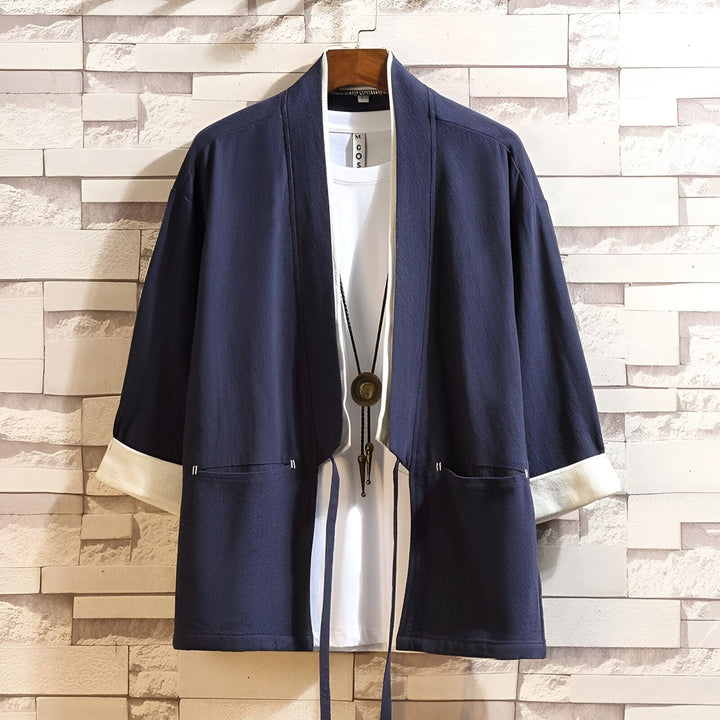 Kimono homme bleu marine avec manches 3/4 blanches. Veste kimono décontractée avec poches. Mode japonaise, disponible à l'achat.