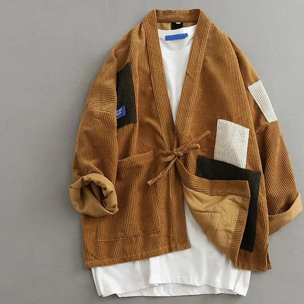 Kimono marron en velours côtelé avec détails patchwork. Vêtements japonais uniques à découvrir.
