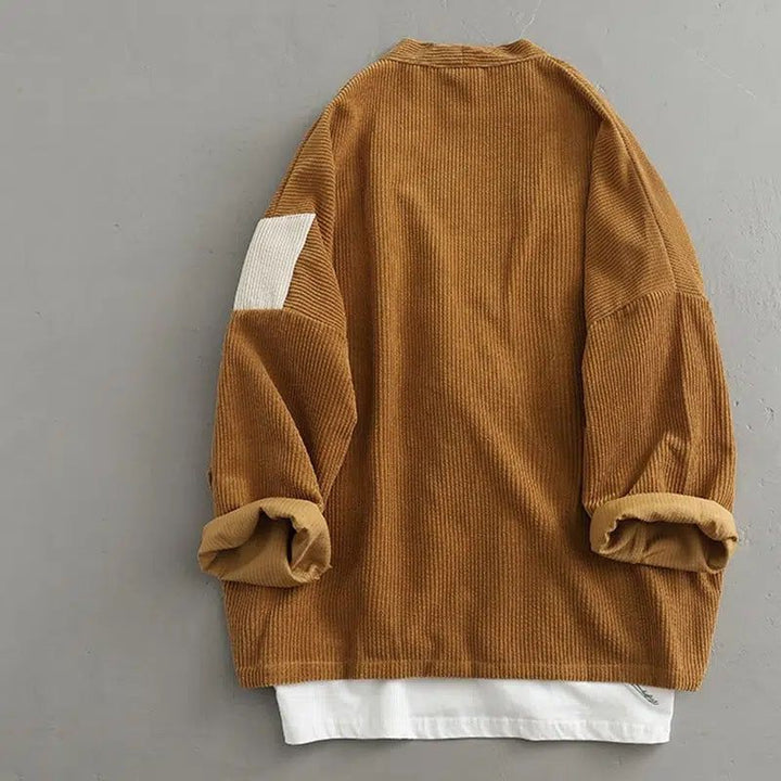 Dos d'un kimono en velours côtelé marron avec empiècement blanc sur l'épaule. Idéal pour un look décontracté et stylé. Découvrez notre collection de kimonos uniques.