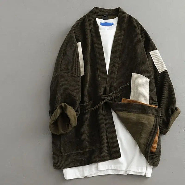 Kimono en velours côtelé vert olive avec détails contrastés blancs. Vêtement traditionnel japonais revisité, idéal pour un look moderne et élégant. Découvrez notre collection de kimonos uniques.