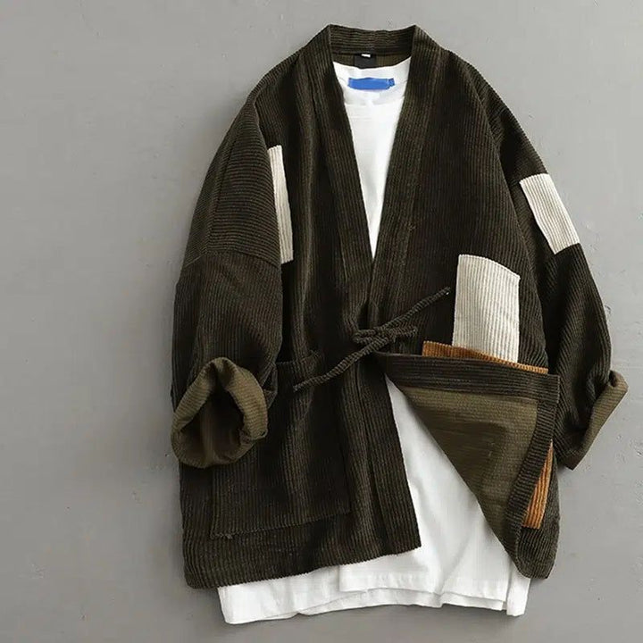 Kimono en velours côtelé vert olive avec détails contrastés blancs. Vêtement traditionnel japonais revisité, idéal pour un look moderne et élégant. Découvrez notre collection de kimonos uniques.