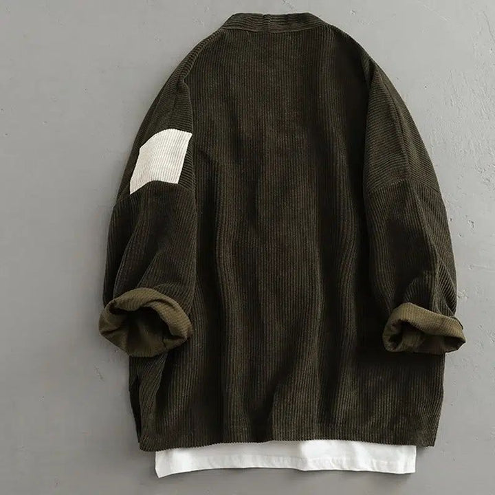 Kimono en velours côtelé vert foncé avec un patch blanc. Vêtement de style japonais, confortable et tendance. Parfait pour ajouter une touche unique à votre garde-robe. Découvrez notre collection de kimonos !