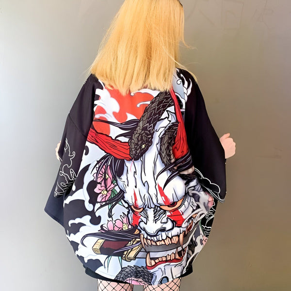 Kimono japonais avec motif de masque Hannya et serpent, style streetwear. Vêtement traditionnel revisité, idéal pour un look unique. Découvrez notre collection de kimonos pour homme et femme.