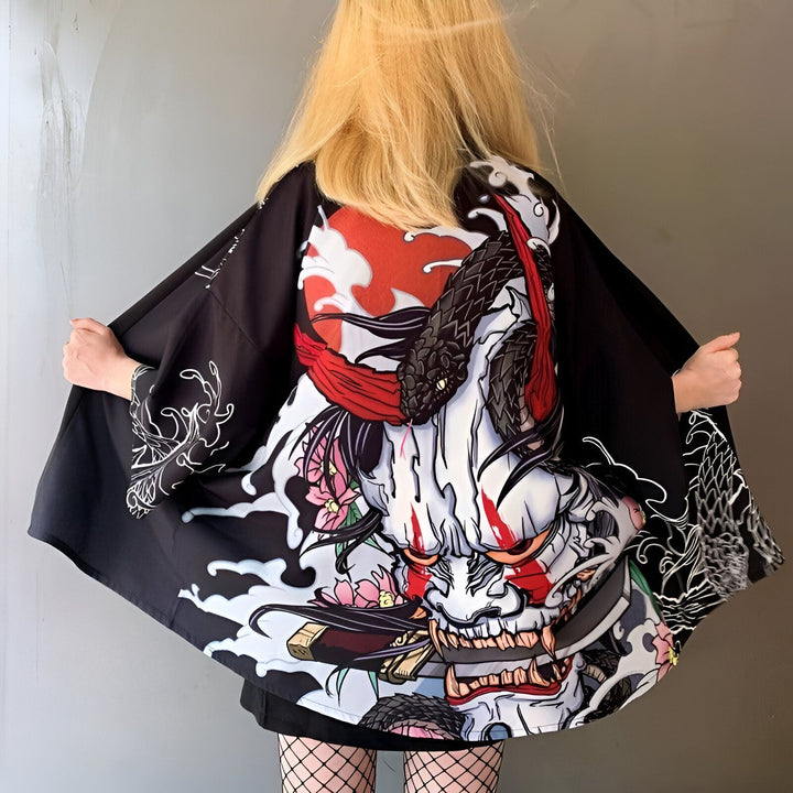 Kimono noir avec motif de masque japonais Oni et serpent. Vêtements traditionnels japonais, mode asiatique, style unique. Kimonos à motifs pour hommes et femmes.