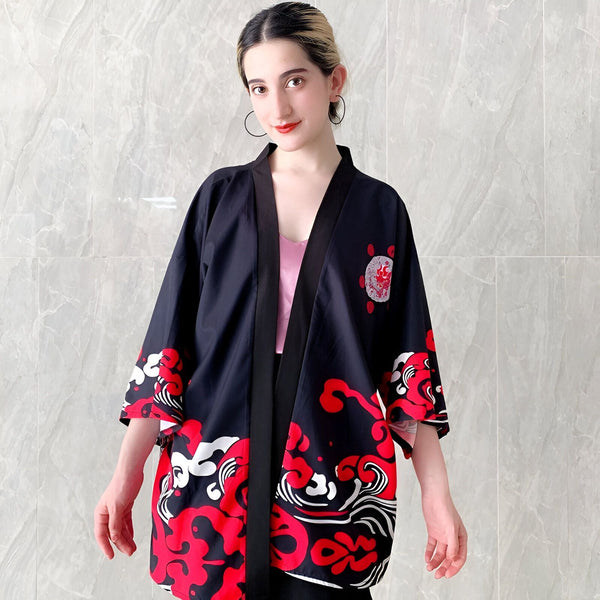 Femme portant un kimono noir avec motifs rouges et blancs, style japonais traditionnel. Vêtement d'extérieur à la mode. Idéal pour un look unique et élégant.
