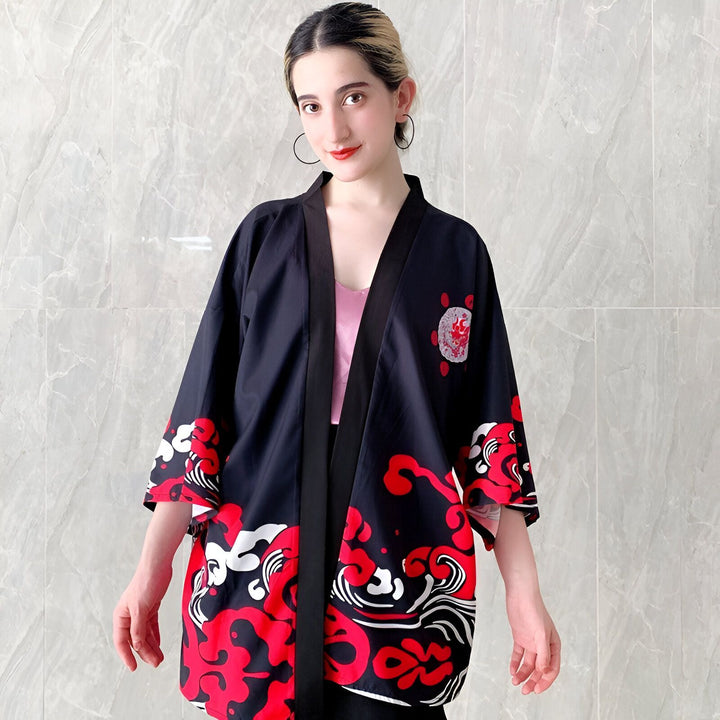 Femme portant un kimono noir avec motifs rouges et blancs, style japonais traditionnel. Vêtement d'extérieur à la mode. Idéal pour un look unique et élégant.