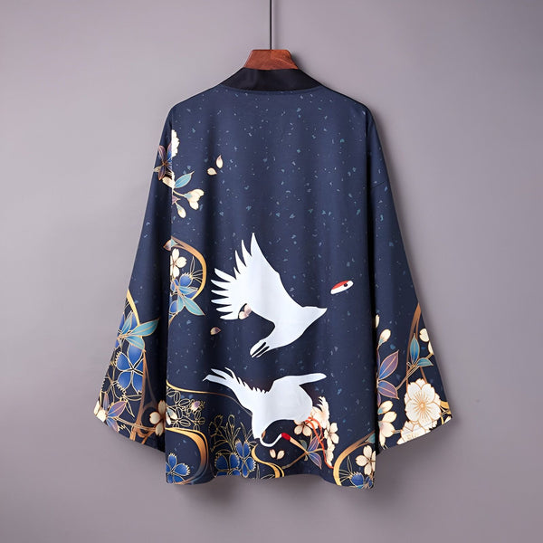 Kimono bleu marine avec motifs de grues blanches et fleurs. Vêtement traditionnel japonais, disponible à l'achat.