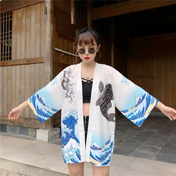 Femme portant un kimono blanc avec motifs japonais : carpe koï, dragon et vagues. Vêtements japonais traditionnels et modernes. Boutique de kimonos en ligne.