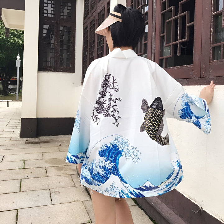 Kimono blanc à motif japonais : dragon, carpe koï et vagues bleues. Vêtement de style traditionnel japonais.
