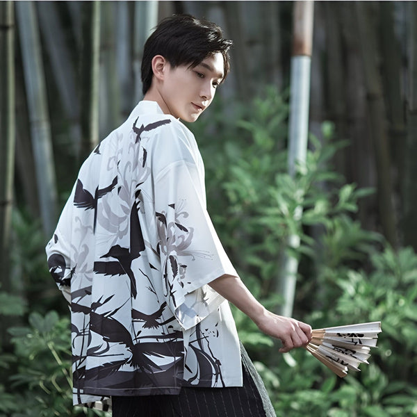 Homme portant un kimono blanc imprimé avec des motifs d'oiseaux et de fleurs noirs et gris. Kimono élégant pour homme, disponible à l'achat.