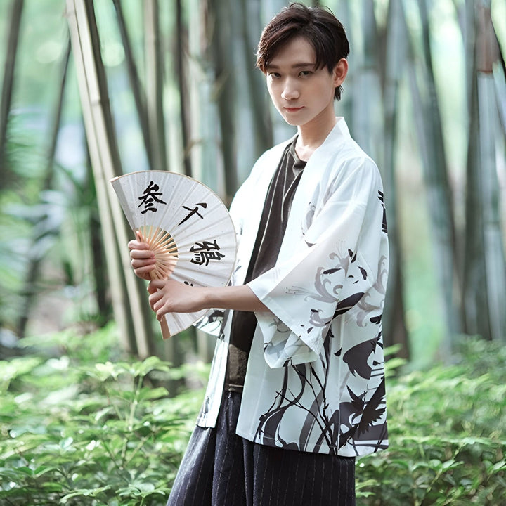 Homme en kimono blanc à motifs, tenant un éventail japonais. Vêtements traditionnels japonais à vendre.