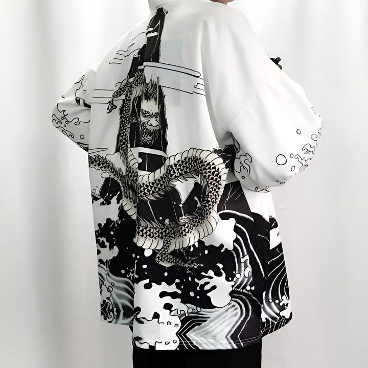 Kimono blanc avec imprimé de dragon noir. Vêtement de style japonais, idéal pour un look unique et tendance. Découvrez notre collection de kimonos originaux.