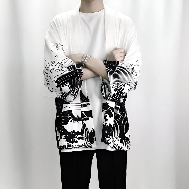 Homme portant un kimono blanc avec motifs noirs. Vêtements traditionnels japonais revisités. Mode masculine asiatique. Boutique en ligne de kimonos.