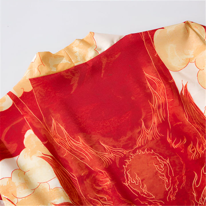 Détail d'un kimono rouge et crème avec motif de nuages. Vêtement japonais traditionnel, idéal pour un look unique. Découvrez notre collection de kimonos!