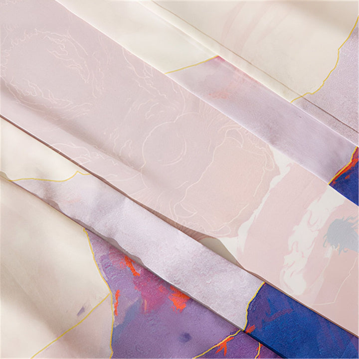Détail texturé d'un tissu de kimono avec des motifs floraux abstraits dans des tons pastel de rose, violet et bleu. Texture douce et luxueuse, idéale pour un kimono élégant.