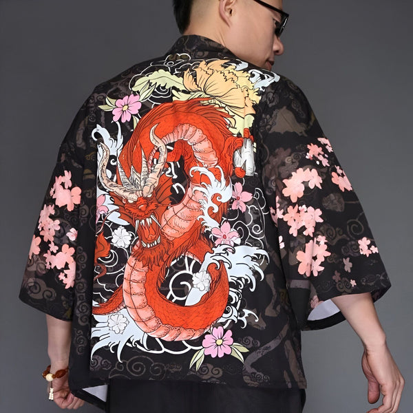 Homme portant un kimono noir avec un motif de dragon rouge et des fleurs de cerisier roses. Vêtements de style japonais traditionnels et modernes à vendre.