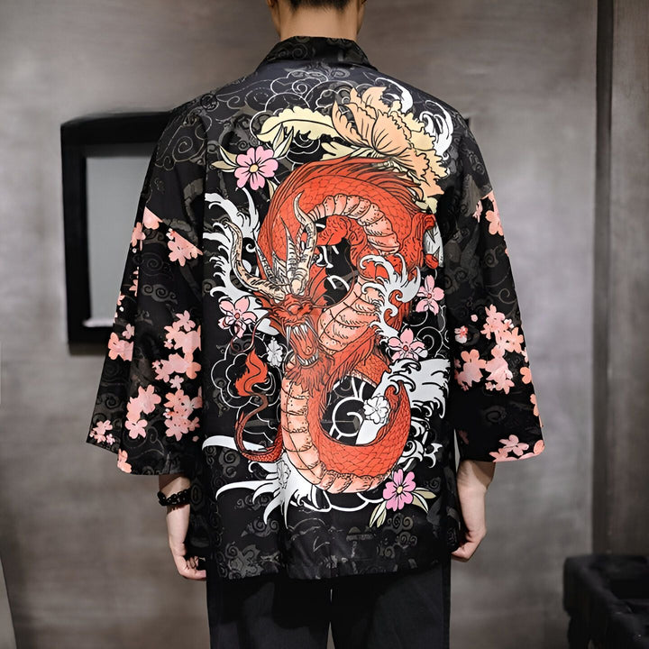 Kimono noir avec motif de dragon rouge et fleurs de cerisier, style japonais traditionnel. Vêtement d'extérieur unique et élégant, idéal pour un look tendance et original. Découvrez notre collection de kimonos.