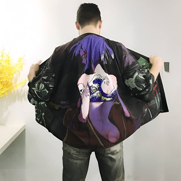 Homme portant un kimono noir avec un imprimé d'art japonais d'une femme et de vagues. Vêtements de style japonais à la mode. Kimonos uniques en vente.
