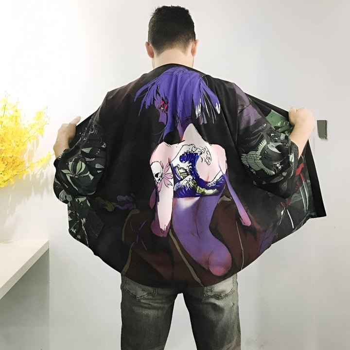 Homme portant un kimono noir avec un imprimé d'art japonais d'une femme et de vagues. Vêtements de style japonais à la mode. Kimonos uniques en vente.