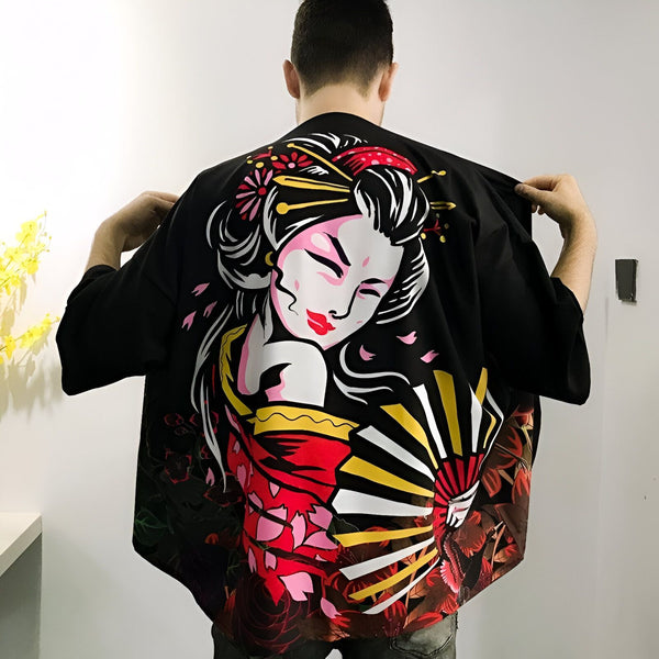 Homme portant un kimono noir avec une geisha imprimée. Kimono de style japonais avec motif traditionnel. Vêtements japonais à la mode. Découvrez notre collection de kimonos uniques.