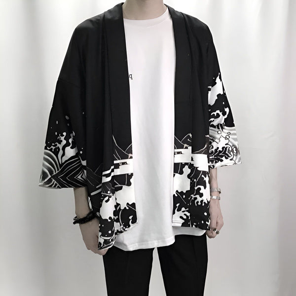 Homme portant un kimono noir et blanc avec des motifs japonais. Vêtements kimono à la mode. Kimonos pour hommes à vendre en ligne.