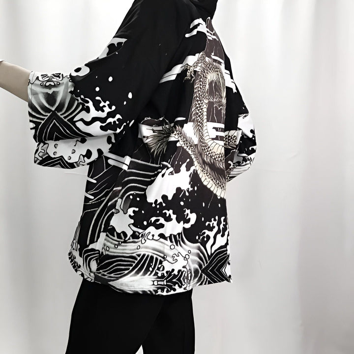 Kimono noir et blanc avec motif de dragon et vagues. Vêtement japonais traditionnel, idéal pour un style unique. Disponible dans notre boutique en ligne.