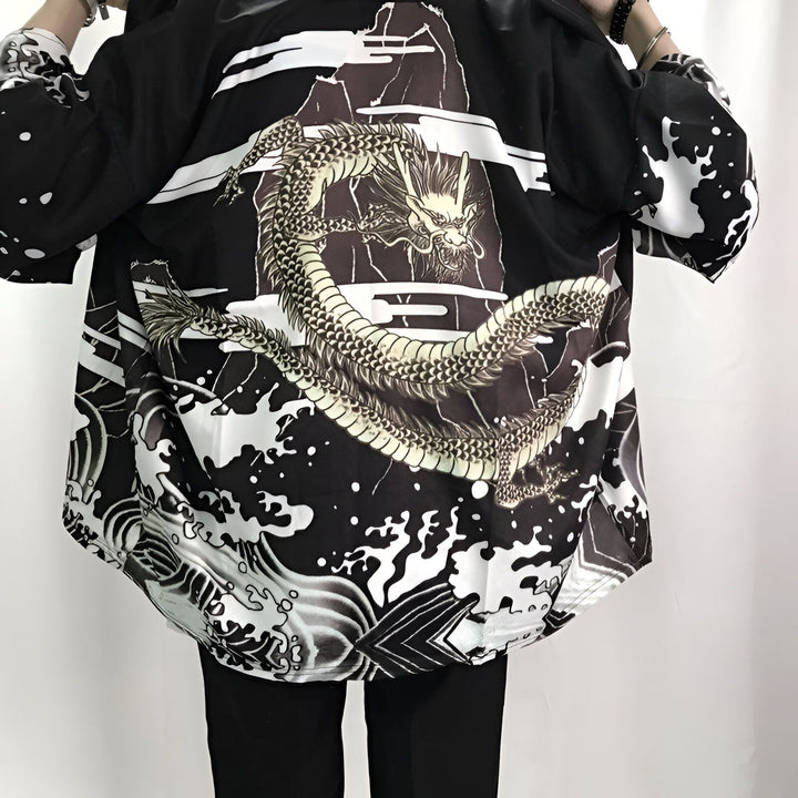 Kimono noir avec motif de dragon asiatique. Vêtement traditionnel japonais, idéal pour un look unique et élégant. Explorez notre collection de kimonos.