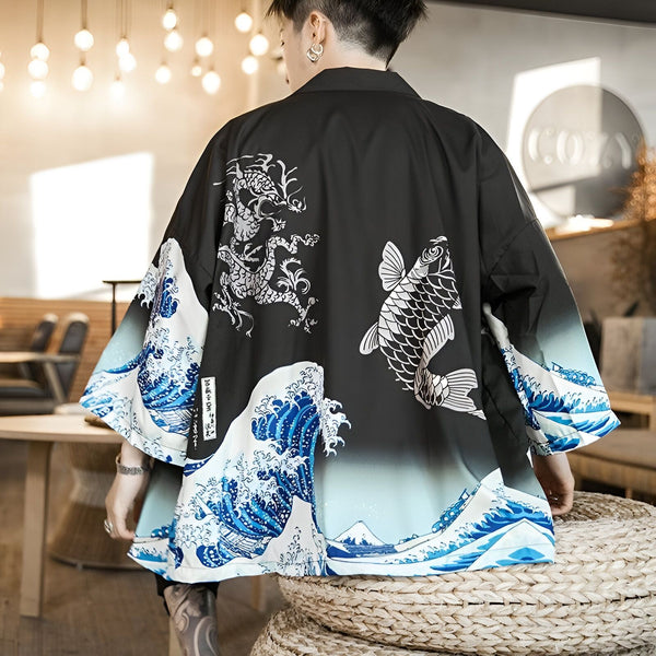 Homme portant un kimono noir avec motif de dragon, carpe et vagues bleues. Kimono japonais traditionnel, vêtement de style asiatique. Boutique de kimonos en ligne.