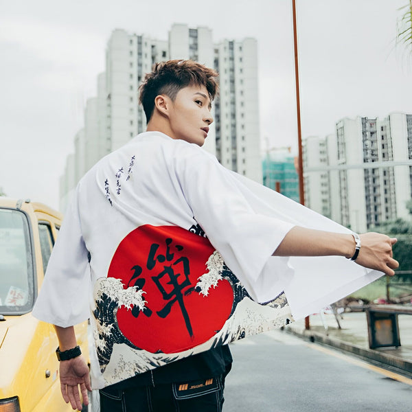 Homme portant un kimono blanc avec un grand motif japonais rouge et noir sur le dos. Vêtements japonais traditionnels et modernes.