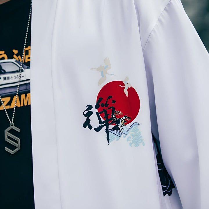 Kimono blanc avec broderie japonaise : soleil rouge, vagues, grues et calligraphie. Vêtement traditionnel japonais en vente.