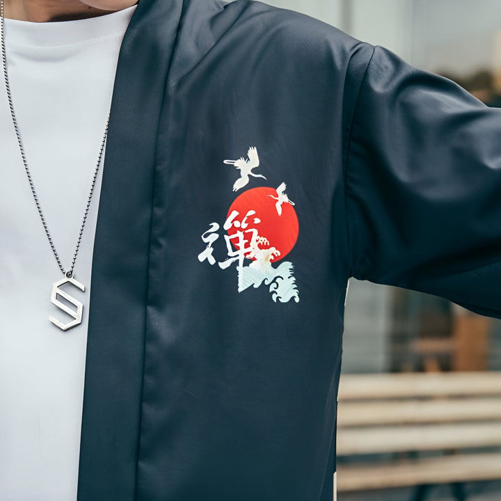 Kimono noir avec motif japonais (soleil rouge, grues, vagues et calligraphie). Vêtement de style japonais.
