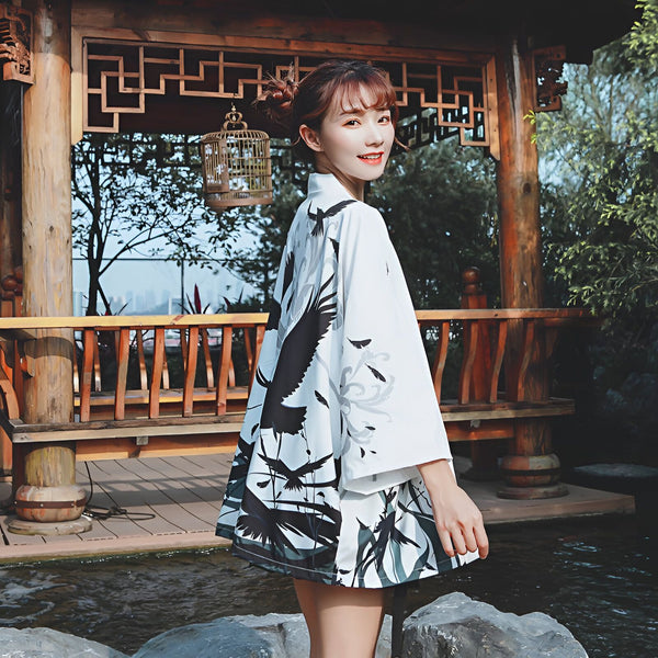 Femme portant un kimono blanc imprimé de grues noires. Kimono japonais traditionnel à vendre. Vêtements de style japonais.
