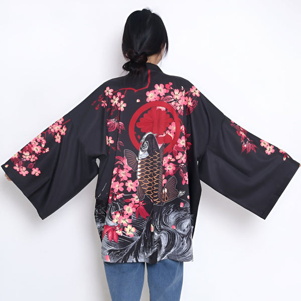 Kimono noir orné de motifs japonais : carpe koï, fleurs de cerisier roses et cercle rouge. Vêtement traditionnel de style japonais. Idéal pour un look unique et élégant. Découvrez notre collection de kimonos uniques.