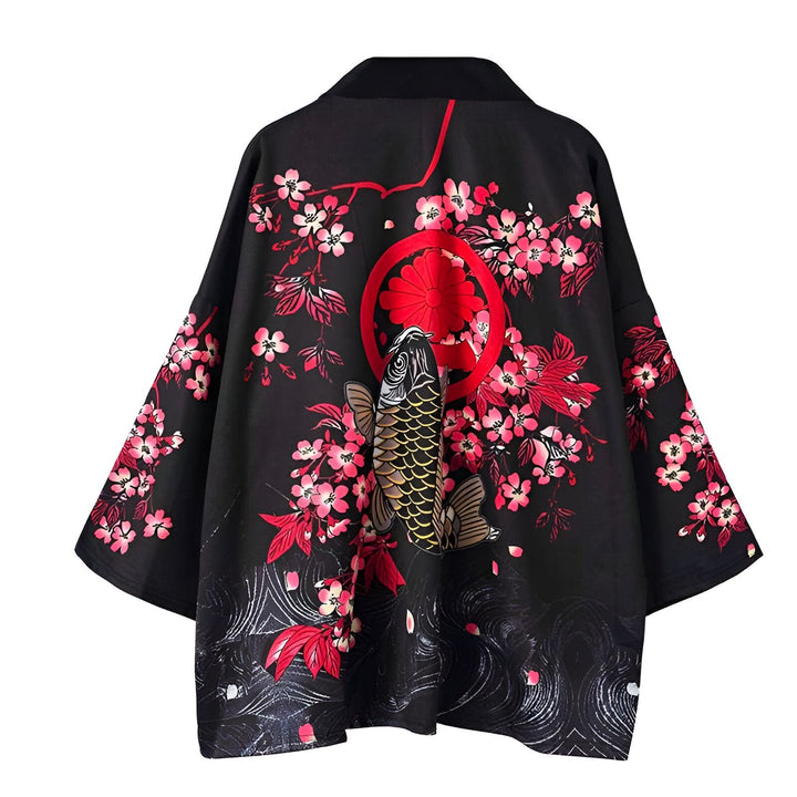 Kimono noir avec motif japonais : carpe koï, cerisier en fleurs et symbole rouge. Vêtement traditionnel style japonais à découvrir dans notre collection de kimonos.