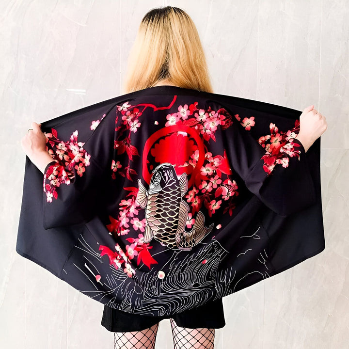 Kimono noir avec motif de carpe koï et fleurs de cerisier, style japonais traditionnel. Vêtement ample et confortable, idéal pour un look décontracté et tendance. Découvrez notre collection de kimonos uniques.