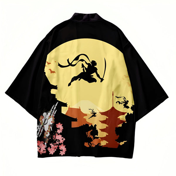 Kimono noir avec motif ninja sur fond de lune. Détail de la culture japonaise, sakura et pagode. Vêtement de style japonais unique.
