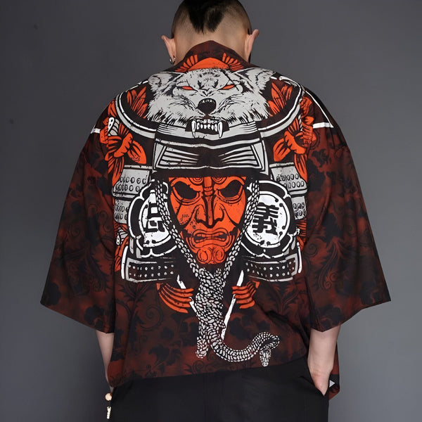 Kimono homme avec motif de loup, masque de samouraï et serpent. Vêtement japonais tendance, idéal pour un style unique. Découvrez notre collection de kimonos originaux.