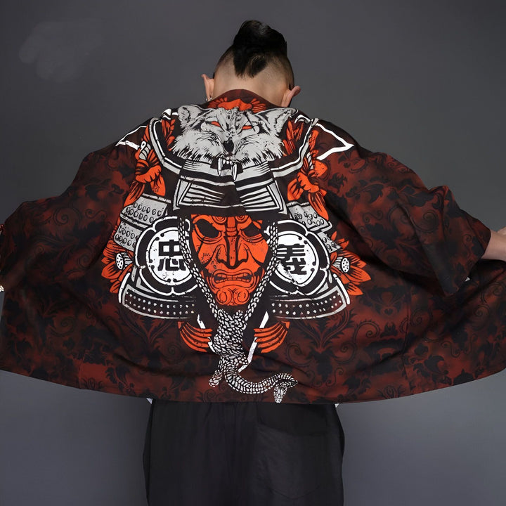 Kimono imprimé avec motifs japonais : loup, masque de samouraï et serpent. Vêtement de style japonais moderne, parfait pour un look unique et tendance. Découvrez notre collection de kimonos.