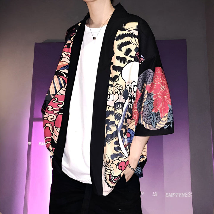 Homme portant un kimono noir à motifs japonais colorés. Kimono traditionnel, vêtement japonais. Boutique en ligne de kimonos.
