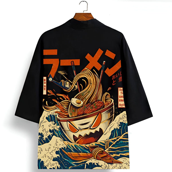 Kimono noir avec motif de ramen japonais. Illustration détaillée d'un bol de ramen stylisé avec des vagues et des caractères japonais. Idéal pour les amateurs de cuisine et de mode japonaise. Collection kimonos.