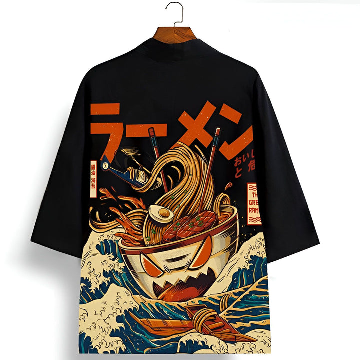 Kimono noir avec motif de ramen japonais. Illustration détaillée d'un bol de ramen stylisé avec des vagues et des caractères japonais. Idéal pour les amateurs de cuisine et de mode japonaise. Collection kimonos.