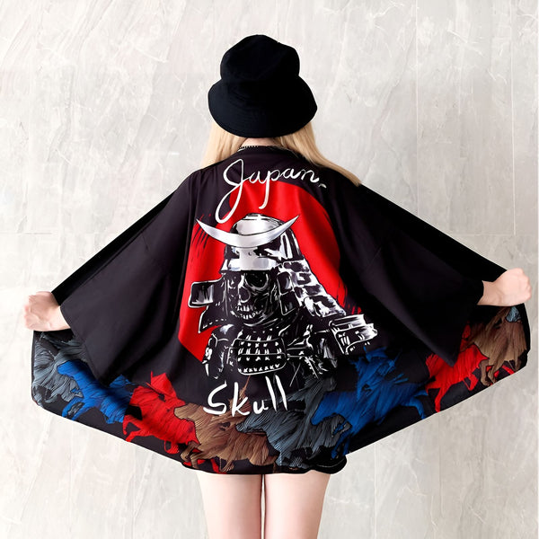 Kimono noir avec motif de crâne de samouraï japonais. Vêtement ample et stylé, idéal pour un look unique. Découvrez notre collection de kimonos.
