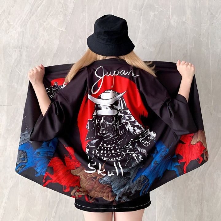 Kimono japonais noir avec motif de crâne de samouraï. Vêtement ample et tendance pour un style unique. Découvrez notre collection de kimonos pour hommes et femmes.