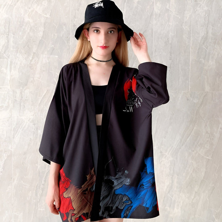 Femme portant un kimono noir imprimé avec un chapeau Stüssy. Vêtements de style japonais modernes à vendre.